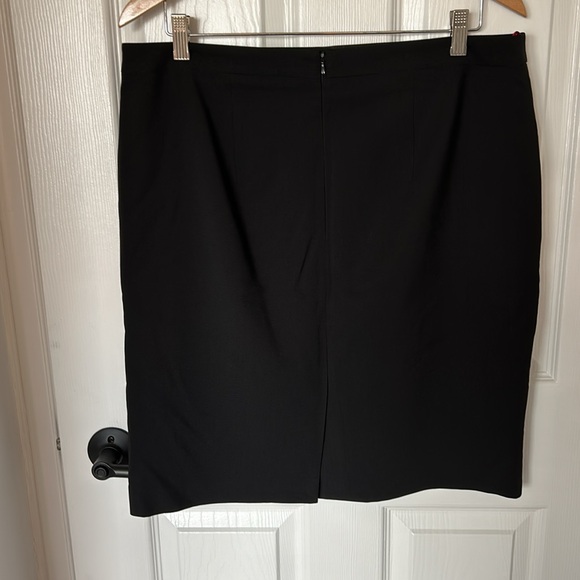 Black pencil skirt - Picture 2 of 3